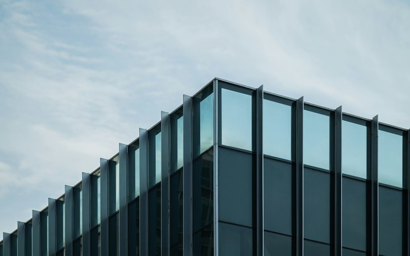 Façade d'un immeuble de bureaux moderne aux nombreuses fenêtres.