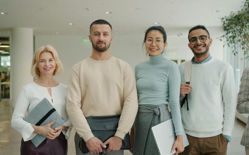 Portrait de groupe de quatre personnes différentes.
